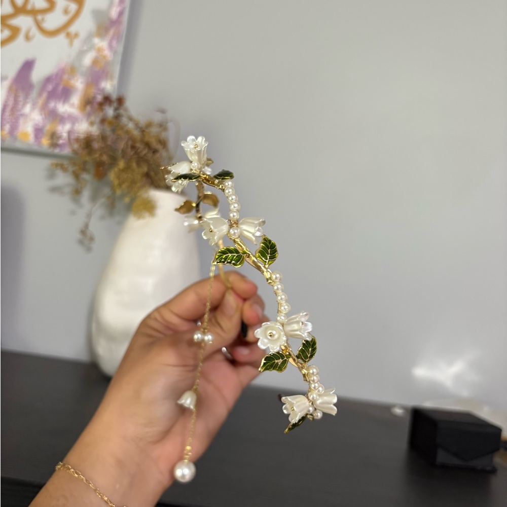 Elegant Floral Pearl Hair Accessory with matching earrings